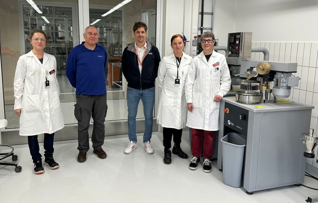 Eng. Pedro Ortega from TECHLAB SYSTEMS assisted by Eng. Lauri Selanne from KVALITEST INDUSTRIAL during the commissioning and training to the research team from LUT in Finland