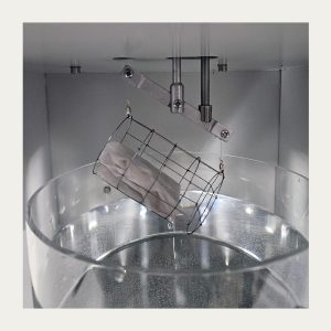 Cestillo porta-muestras del Equipo Ensayos Automático WAT escurriendo agua